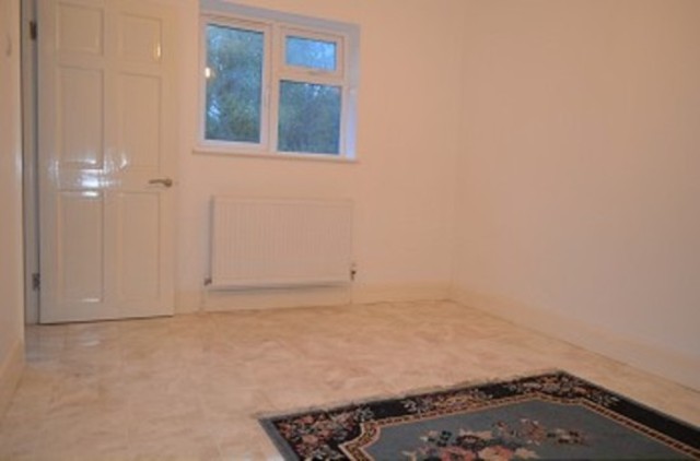  Image of 2 bedroom Flat to rent in Summit Close London N14 at Summit Close  Southgate, N14 7NR