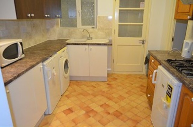  Image of 2 bedroom Flat to rent in Summit Close London N14 at Summit Close  Southgate, N14 7NR