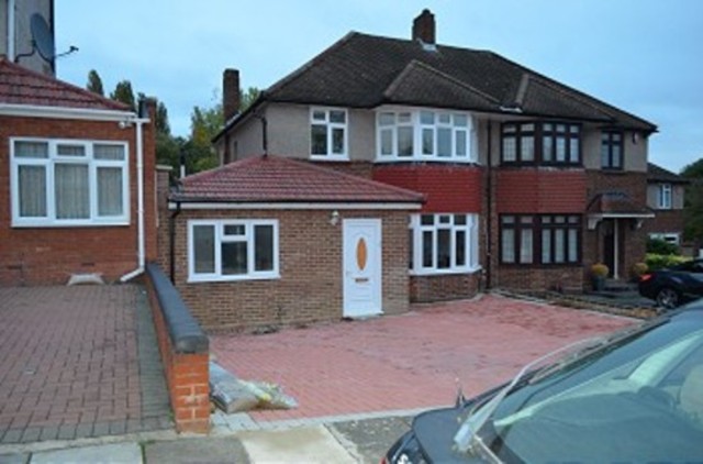  Image of 5 bedroom Detached house to rent in Summit Close London N14 at Summit Close  Southgate, N14 7NR
