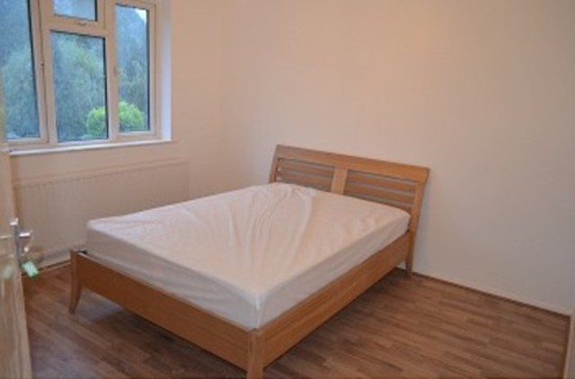  Image of 5 bedroom Detached house to rent in Summit Close London N14 at Summit Close  Southgate, N14 7NR