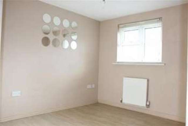  Image of 2 bedroom Flat to rent in Hampton Court Way Widnes WA8 at Widnes, WA8 3EB