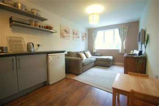  Image of 1 bedroom Apartment to rent in The Downs London SW20 at Cottenham Park, SW20 8HH