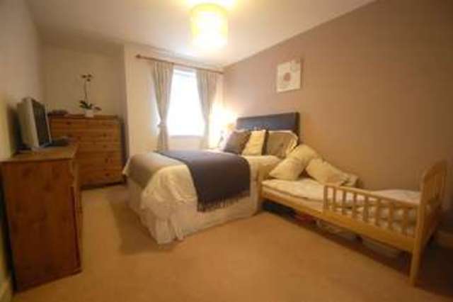  Image of 1 bedroom Apartment to rent in The Downs London SW20 at Cottenham Park, SW20 8HH