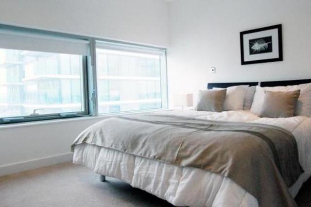  Image of 2 bedroom Apartment to rent in Marsh Wall London E14 at The Landmark West Tower  Canary Wharf, E14 9AL