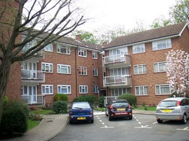  Image of 3 bedroom Flat to rent in The Poplars London N14 at The Populars Bramley Road Oakwood, N14 4HH