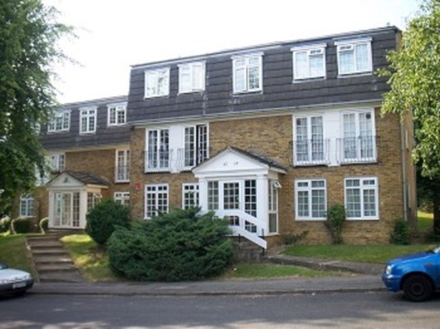  Image of 1 bedroom Ground Flat to rent in Sefton Court The Ridgeway Enfield EN2 at The Ridgeway  Enfield, EN2 8PE