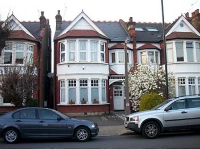  Image of 4 bedroom Detached house to rent in The Rise London N13 at The Rise  Palmers Green, N13 5LF