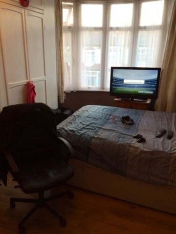  Image of 3 bedroom Terraced house to rent in Thornton Road Ilford IG1 at THORNTON ROAD  ILFORD, IG1 2ER