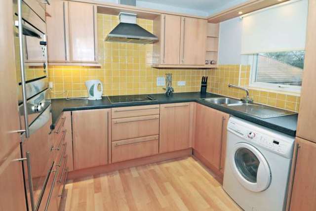  Image of 2 bedroom Apartment to rent in Three Bridges Road Crawley RH10 at Elmcroft Court Three Bridges Crawley, RH10 1JQ