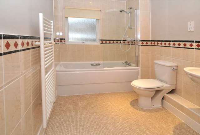  Image of 2 bedroom Apartment to rent in Three Bridges Road Crawley RH10 at Elmcroft Court Three Bridges Crawley, RH10 1JQ