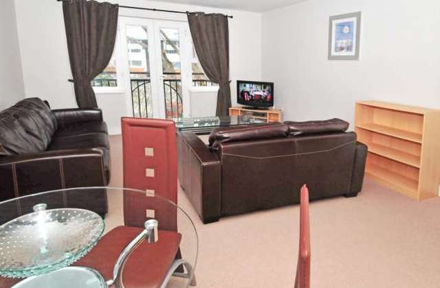  Image of 2 bedroom Apartment to rent in Three Bridges Road Crawley RH10 at Elmcroft Court Three Bridges Crawley, RH10 1JQ