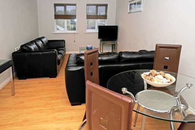  Image of 2 bedroom Apartment to rent in Tinsley Lane Crawley RH10 at Copthorne Court, Tinsley Lane Three Bridges Crawley, RH10 8AQ
