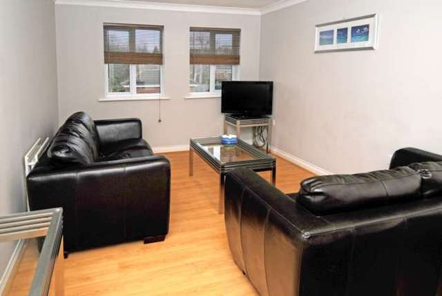  Image of 2 bedroom Apartment to rent in Tinsley Lane Crawley RH10 at Copthorne Court, Tinsley Lane Three Bridges Crawley, RH10 8AQ