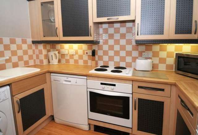  Image of 2 bedroom Apartment to rent in Tinsley Lane Crawley RH10 at Copthorne Court, Tinsley Lane Three Bridges Crawley, RH10 8AQ