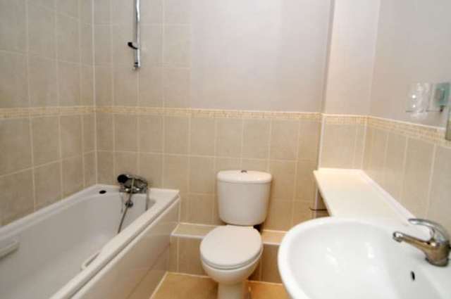  Image of 2 bedroom Apartment to rent in Tinsley Lane Crawley RH10 at Copthorne Court, Tinsley Lane Three Bridges Crawley, RH10 8AQ