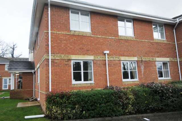 Image of 2 bedroom Apartment to rent in Tinsley Lane Crawley RH10 at Copthorne Court, Tinsley Lane Three Bridges Crawley, RH10 8AQ