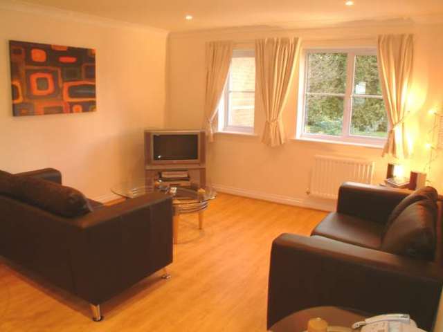  Image of 2 bedroom Apartment to rent in Tinsley Lane Crawley RH10 at Copthorne Court, Tinsley Lane Three Bridges Crawley, RH10 8AQ