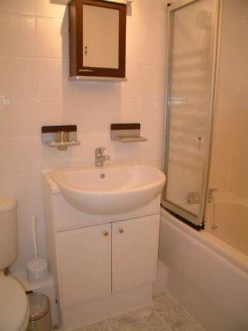  Image of 2 bedroom Apartment to rent in Tinsley Lane Crawley RH10 at Copthorne Court, Tinsley Lane Three Bridges Crawley, RH10 8AQ