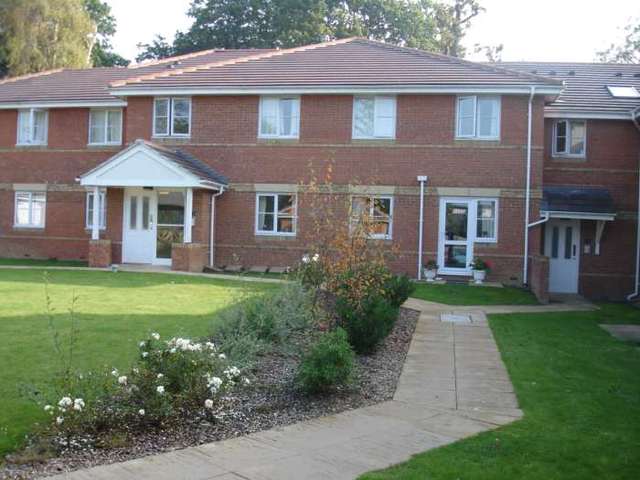  Image of 2 bedroom Apartment to rent in Tinsley Lane Crawley RH10 at Copthorne Court, Tinsley Lane Three Bridges Crawley, RH10 8AQ