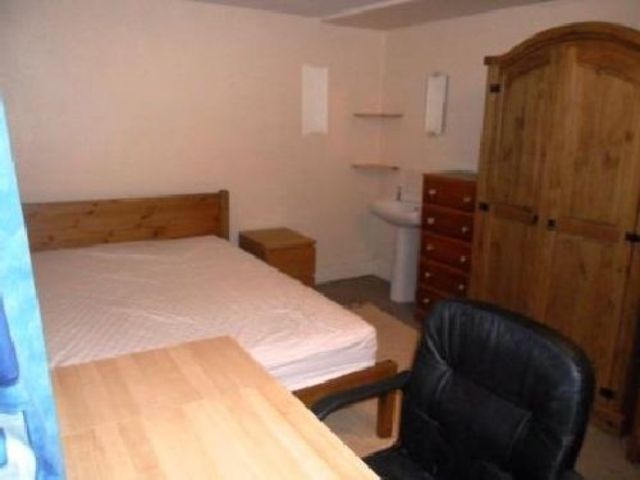  Image of 5 bedroom House Share to rent in Tiverton Road Selly Oak Birmingham B29 at Selly Oak West Midlands Selly Oak, B29 6BP