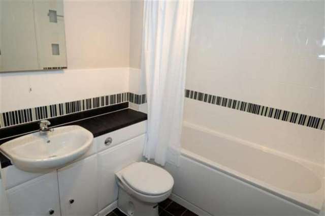  Image of 1 bedroom Apartment to rent in Town Mead Crawley RH11 at Highfield House, Town Mead West Green Crawley, RH11 7EH
