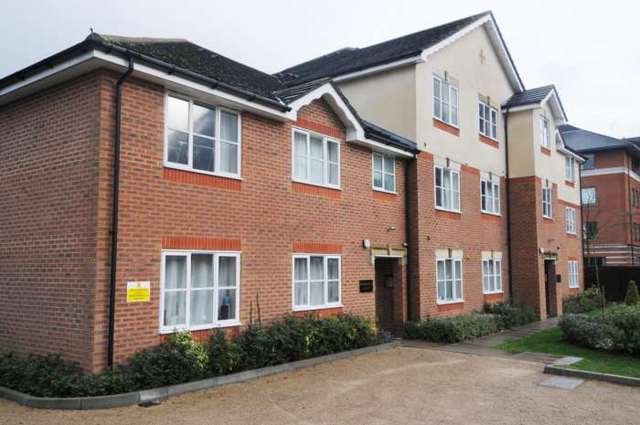  Image of 1 bedroom Apartment to rent in Town Mead Crawley RH11 at Highfield House, Town Mead West Green Crawley, RH11 7EH