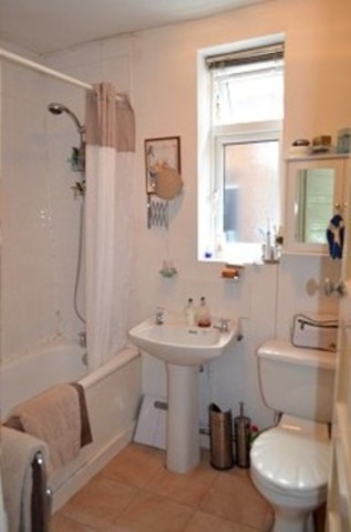  Image of 2 bedroom Maisonette to rent in Tregenna Close Chase Road London N14 at Tregenna Close Oakwood London, N14 4RD