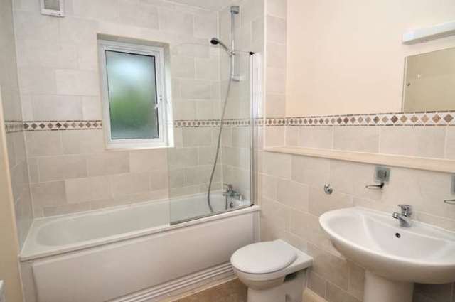  Image of 2 bedroom Apartment to rent in Turners Hill Road Pound Hill Crawley RH10 at The Pines, Turners Hill Road Worth Crawley, RH10 7US