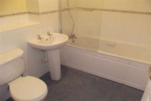  Image of 2 bedroom Flat to rent in Undercliff Road West Felixstowe IP11 at Felixstowe, IP11 2PR