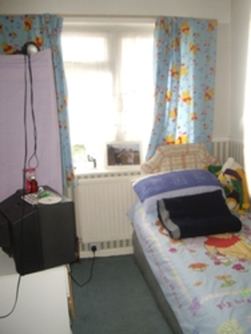  Image of 3 bedroom Detached house to rent in Valence Wood Road Dagenham RM8 at Vallance Wood Road  Dagenham, RM8 3AH