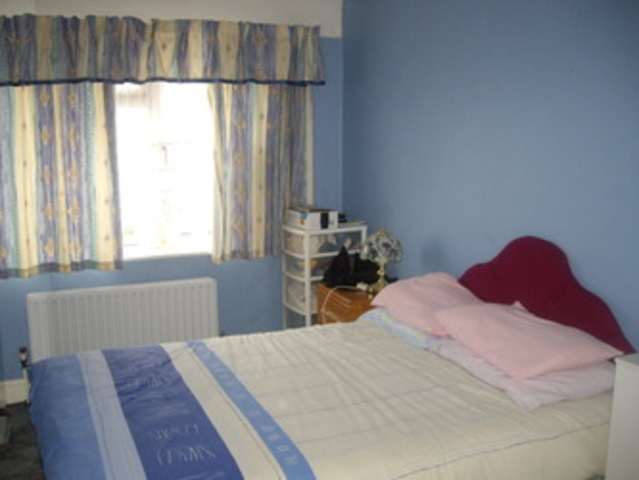  Image of 3 bedroom Detached house to rent in Valence Wood Road Dagenham RM8 at Vallance Wood Road  Dagenham, RM8 3AH