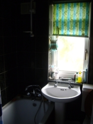  Image of 3 bedroom Detached house to rent in Valence Wood Road Dagenham RM8 at Vallance Wood Road  Dagenham, RM8 3AH