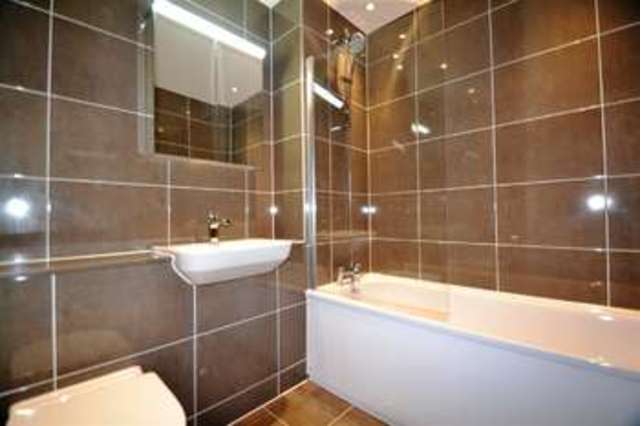  Image of 1 bedroom Apartment to rent in Palmerston Road London SW19 at South Wimbledon, SW19 1PB