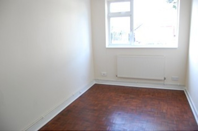  Image of 2 bedroom Ground Flat to rent in Brook Avenue Edgware HA8 at Victoria Court Brook Avenue Edgware, HA8 9XE