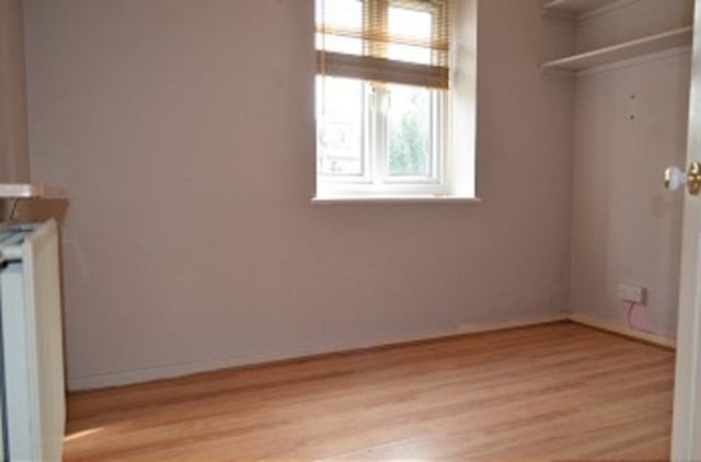  Image of 3 bedroom Flat to rent in Village Road Enfield EN1 at Village Road  Bush Hill Park, EN1 2EX