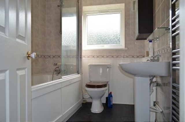  Image of 3 bedroom Flat to rent in Village Road Enfield EN1 at Village Road  Bush Hill Park, EN1 2EX