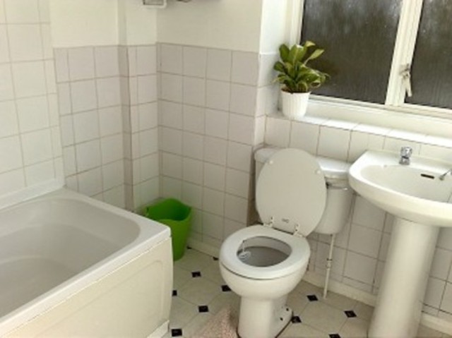 Image of 3 bedroom Flat to rent in Bounds Green Road London N11 at Warwick Court Bounds Green Road London, N11 2EB