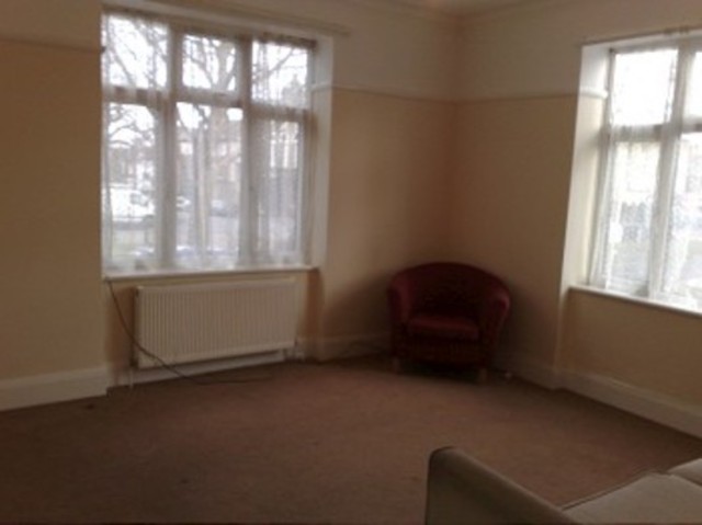  Image of 3 bedroom Flat to rent in Bounds Green Road London N11 at Warwick Court Bounds Green Road London, N11 2EB