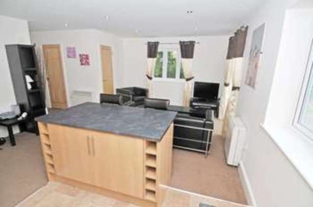  Image of 1 bedroom Apartment to rent in Town Mead Crawley RH11 at Highfield House, Town Mead West Green Crawley, RH11 7EH
