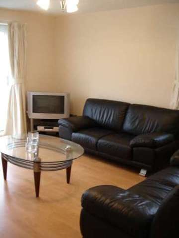  Image of 2 bedroom Apartment to rent in Town Mead Crawley RH11 at Highfield House, Town Mead West Green Crawley, RH11 7EH