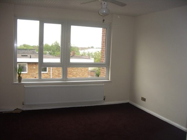  Image of 2 bedroom Flat to rent in Chadwell Avenue Chadwell Heath Romford RM6 at Willnett Court Chadwell Heath Essex, RM6 4HT