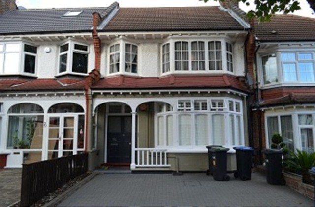  Image of 1 bedroom Ground Flat to rent in Woodberry Avenue London N21 at Woodberry Avenue  Winchmore Hill, N21 3LB
