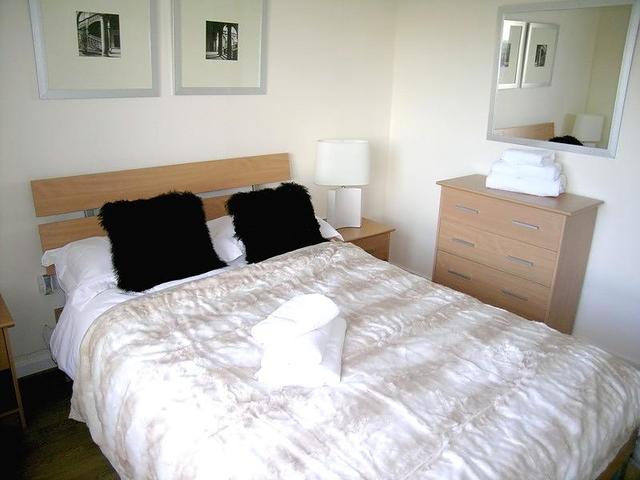  Image of 1 bedroom Flat to rent in Station Approach Woking GU22 at Station Approach  Woking, GU22 7PB