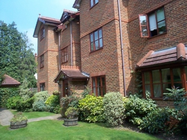  Image of 1 bedroom Flat to rent in Mount Hermon Road Hook Heath Woking GU22 at 40 Mount Hermon Road  Woking, GU22 7UN