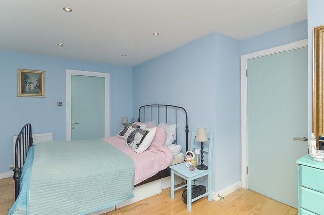  Image of 3 bedroom Terraced house for sale in Millar Place Edinburgh EH10 at Millar Place Lane Morningside Edinburgh, EH10 5HL