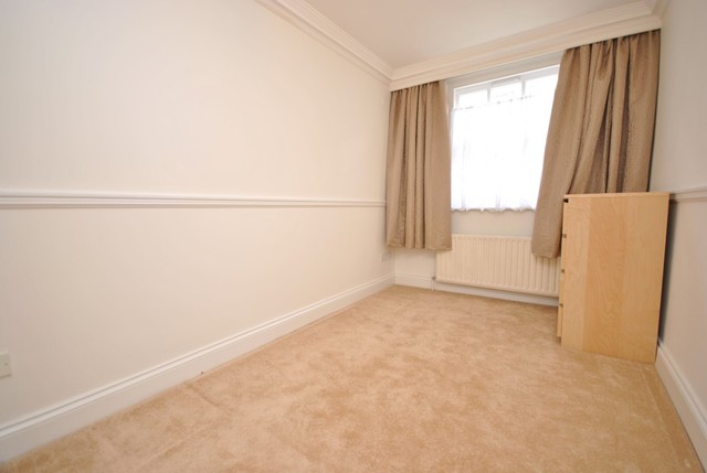  Image of 2 bedroom Flat to rent in Cleveland Gardens London W2 at London, W2 6DE
