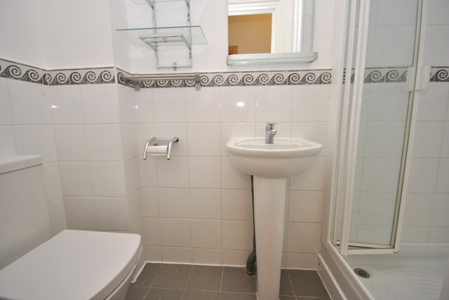  Image of 2 bedroom Flat to rent in Cleveland Gardens London W2 at London, W2 6DE