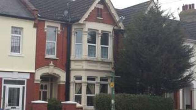  Image of 3 bedroom Flat to rent in Boscombe Road Southend-on-Sea SS2 at Boscombe Road  Southend-On-Sea, SS2 4JP