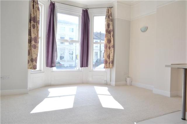  Image of 2 bedroom Flat to rent in Upper Grosvenor Road Tunbridge Wells TN1 at Kent, TN1 2DX
