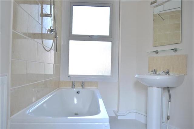  Image of 2 bedroom Flat to rent in Upper Grosvenor Road Tunbridge Wells TN1 at Kent, TN1 2DX